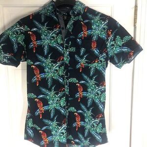 BROKEN THREADS  Hawaiian Shirt Button up Size Small Red Parrot in the Trees Blue